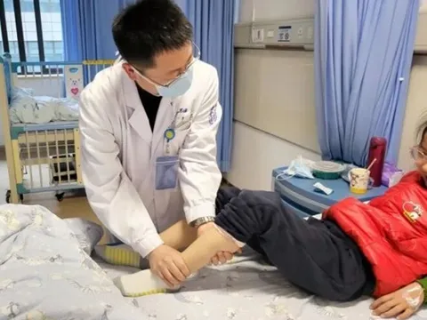 Con gái 6 tuổi kêu đau chân, bác sĩ kiểm tra xong nói "Gọi cảnh sát ngay lập tức!"
