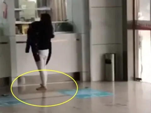 Trời mưa to, mẹ trẻ người ướt nhẹp ôm con chạy vào bệnh viện “cầu cứu”, nhìn xuống thân dưới mới xót xa