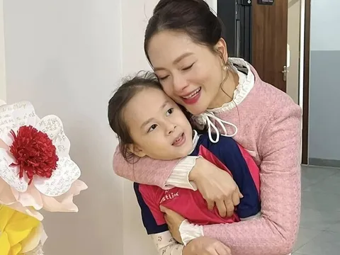 Con gái lai Tây của Lan Phương 7 tuổi vẫn thích bế, thèm ở bên cạnh mẹ mà không có em gái