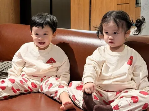 "Phú bà" Sam nắm tay đi dạo tình tứ với người giấu mặt, cho cặp sinh đôi lai Hàn Quốc mặc đồ giống nhau như cục bông