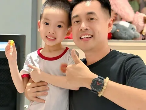 Dương Khắc Linh khen con trai giống y như bố, mới 5 tuổi đã làm việc "lớn" thơm má bạn gái ở lớp