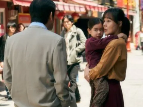 Con gái tố bị bố nuôi của mẹ “ngược đãi” mỗi ngày, mẹ kiểm tra camera thấy cảnh tượng liền mừng rỡ