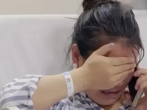 Chuẩn bị đỡ đẻ, bác sĩ phát hiện dòng chữ lạ viết trên bụng sản phụ, cả phòng sinh nghẹn ngào khi đọc từng chữ