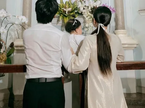 Puka - Gin Tuấn Kiệt làm lễ rửa tội cho con tại nhà thờ, "tiểu công chúa" có mái tóc "cây dừa" khiến nhiều người thích thú