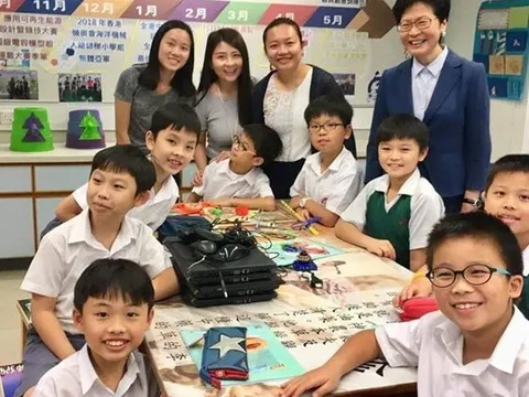 Bé trai có biểu cảm kì lạ trong bức ảnh chụp tập thể, nhìn tay cô giáo ai cũng hiểu ngay lý do