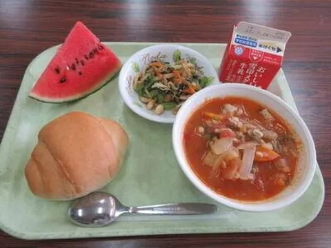 Học sinh khen cơm trưa ở trường rất ngon nhưng để thừa một món, biết lý do cô giáo liền nhắn tin cho phụ huynh