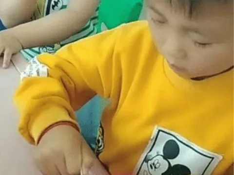 Lén bố mẹ mang quà đến trường mẫu giáo tặng cô, cậu học sinh vừa mở cặp sách đã khiến cả lớp cười xỉu