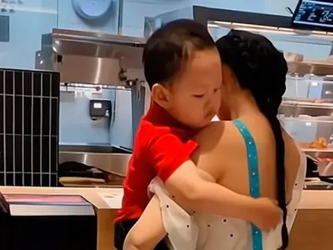 Mẹ mặc váy rộng cứ bị tụt khi bế con vào quán mua đồ ăn, hành động của đứa trẻ khiến ai cũng khen