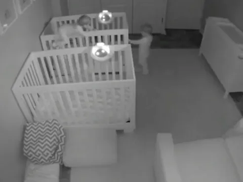 Cặp vợ chồng sốc khi xem đoạn camera vào lúc nửa đêm, 2 con sinh đôi trốn ngủ làm loạt hành động khó hiểu