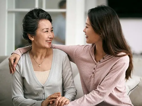 Con gái phải rửa 10 mâm bát vì không mua vàng tặng mẹ chồng tương lai, mẹ đẻ làm một việc khiến cả nhà trai xấu hổ