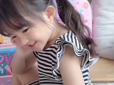 Xuất thân tiểu thư tập đoàn lớn, con gái Đông Nhi 5 tuổi nói tiếng Anh vanh vách, vẽ đẹp, hát hay, diễn xuất giỏi