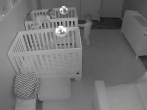 Cặp vợ chồng sốc khi xem đoạn camera vào lúc nửa đêm, 2 con sinh đôi trốn ngủ làm loạt hành động khó hiểu