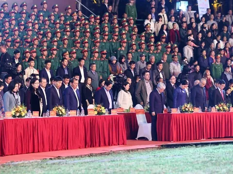 Thủ tướng kêu gọi chung sức đồng lòng, đồng cam cộng khổ, chia sẻ với đồng bào miền Trung