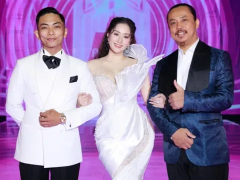 Chí Anh và Phan Hiển cùng nhận trao Huân chương lao động hạng Ba, Khánh Thi tự hào khoe cả thầy lẫn trò