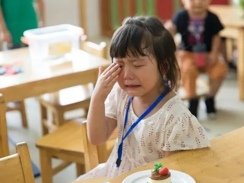 Con nói đi học rất vui, mẹ thấy bức tranh kỳ lạ trong cặp sách liền tức giận kéo cảnh sát đi kiện cô giáo