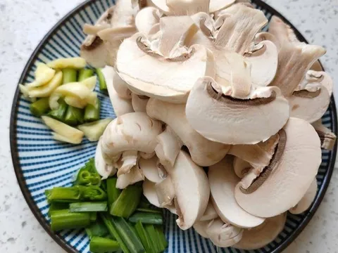 Loại rau duy nhất giàu vitamin D đem xào đơn giản nhưng cực ngon và bổ