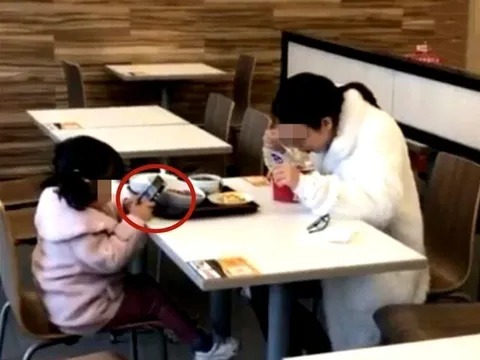 Mẹ và con gái vào nhà hàng gọi 2 suất ăn khác biệt, vừa rời đi, ông chủ "tiên tri" một câu về tương lai người mẹ