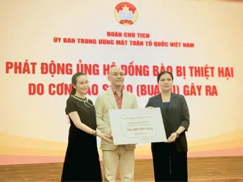 Tuấn Hưng cứu trợ miền Trung sau 2 tuần đội tang mẹ ruột, gương mặt buồn tiều tụy gây xót xa