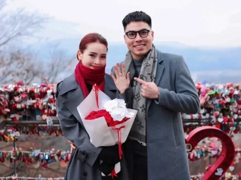 Tiền vệ Đức Huy quỳ gối cầu hôn MC Mù Tạt ở Hàn Quốc, khoe nhẫn kim cương "siêu to"