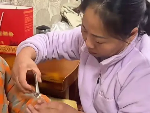 Mẹ chồng vay tiền tỷ chăm sóc con dâu thực vật suốt 5 năm: “Chỉ một tiếng “Mẹ!”, tôi sẽ bảo vệ con cả đời"