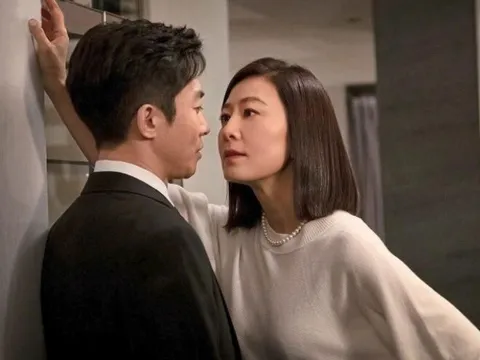 Mối tình đầu chế giễu tôi nghèo trong buổi họp lớp, tôi đưa một tấm thẻ khiến cô ta tái xanh mặt