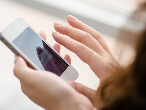 Ngủ một mình, đêm nào con gái cũng kêu "phòng lạnh quá", mẹ xem camera liền rơi nước mắt