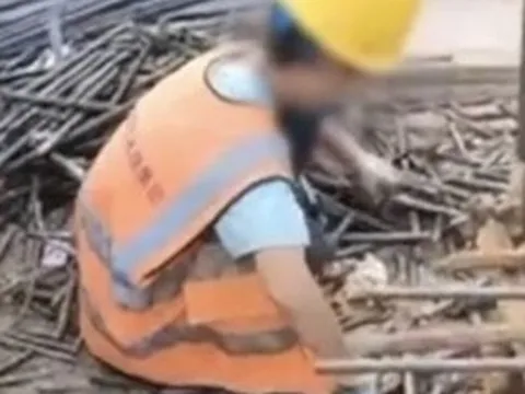 Bé trai lớp 4 lười học, bố bắt đi làm bốc vác ở công trường và cái kết