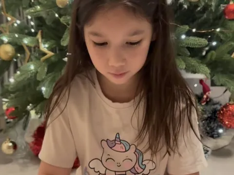 Con gái lai 2 dòng máu của Hà Anh học trường Quốc tế nói tiếng Anh vanh vách, về nhà chăm chỉ học thêm tiếng Việt