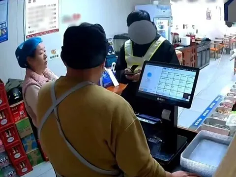 Thấy chàng trai trẻ chỉ còn 7.000 đồng mua cơm trắng, chủ quán có ngay hành động đẹp, tiết lộ lý do cảm động