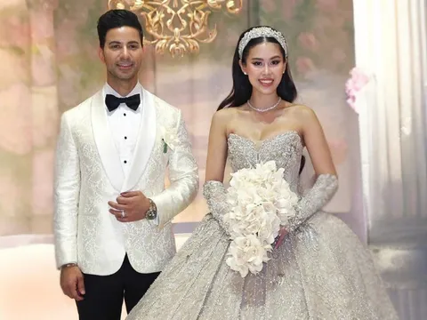 Tiệc cưới con gái tỷ phú Johnathan Hạnh Nguyễn: Mẹ chồng ngoại quốc xuất hiện, "vua hàng hiệu" hôn con gái ngọt ngào
