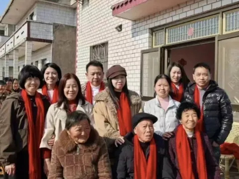 Nhà quá nghèo, cậu bé đi theo người lạ để có miếng ăn, khi thành cụ ông 82 tuổi mới tìm được đường về nhà