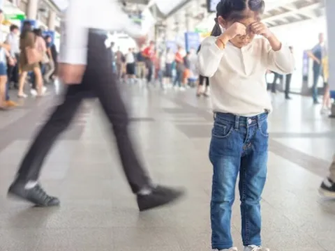 Gọi tên con khi bị lạc là cách làm "sai bét", chuẩn nhất là hét lên CÂU NÀY sẽ thấy con sau 5 phút