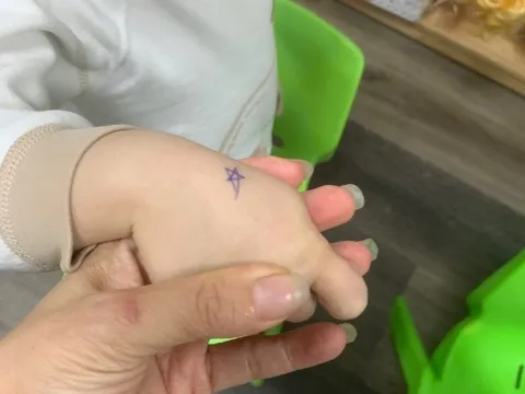 Bé trai mầm non Hải Phòng khóc nức nở vì cô giáo, ký hiệu đặc biệt trên tay đứa trẻ khiến CĐM liên tục bình luận