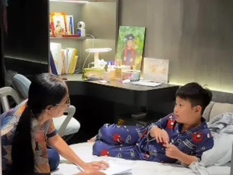 Bố mẹ cưng chiều, con trai Việt Anh vẫn học chưa ổn, hot mom Hương Trần không dám tự dạy con học