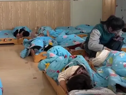 Cõi mạng tranh cãi đoạn video giáo viên đăng tải vào giờ ngủ trưa ở trường mẫu giáo, hành động bé trai gây sốc