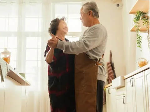 Vợ mất 2 năm, tôi chuyển về sống chung với cô hàng xóm góa chồng, những người từng bàn tán về chúng tôi giờ lại ghen tị