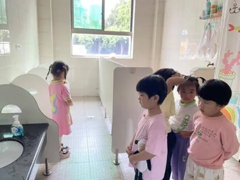 Bị cô giáo mời phụ huynh vì chuyện đi vệ sinh ở trường, cậu bé nói một câu khiến mẹ hối hận