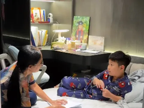 Bố mẹ cưng chiều, con trai Việt Anh vẫn học chưa ổn, hot mom Hương Trần không dám tự dạy con học
