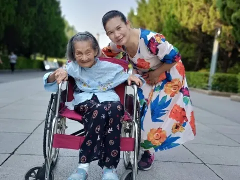 Con gái 58 tuổi ngày ngày đưa mẹ 99 tuổi đi dạo: "Mẹ vất vả cả đời, con muốn mẹ được chiêm ngưỡng thế giới tươi đẹp ngoài kia"