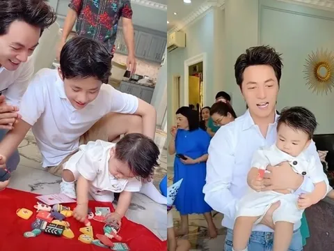 Quý tử thứ 3 của Đăng Khôi vừa cầm bút, vừa cầm mic trong tiệc thôi nôi, được cả nhà mong thành Giáo sư