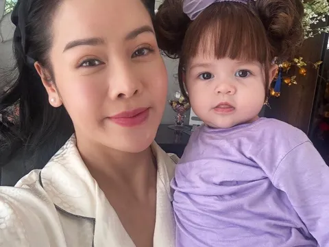 Con gái lai Tây của Nhật Kim Anh vừa đi học đã có tủ đồ "công chúa", mới 10 tháng mặc đồ size 2 tuổi