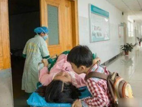 Một mình đưa mẹ đi sinh ở bệnh viện, bé trai tiểu học nói một câu khiến bác sĩ, y tá đỡ đẻ xót xa