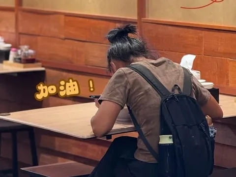 Vào quán ăn cùng bố, bé gái gọi 4 món, ông chủ âm thầm báo cảnh sát khi ghép tên các món ăn lại