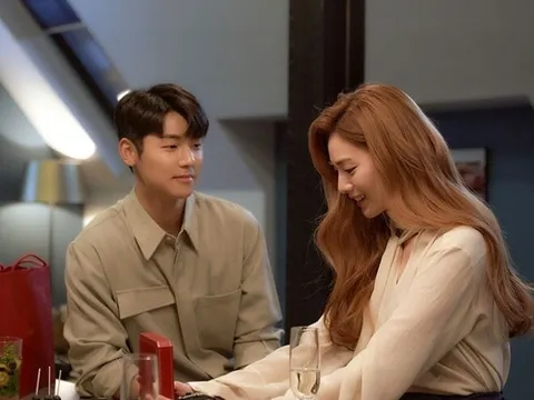 Đêm tân hôn chồng cũ bất ngờ xông vào nhà, chồng mới của tôi liền quỳ xuống xin lỗi