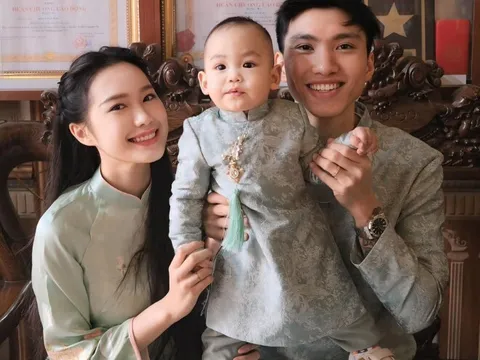 Sinh con với hot boy tuyển Việt Nam, gái xinh 10X về dáng đẹp mòn con mắt, thi đỗ thạc sĩ sau sinh