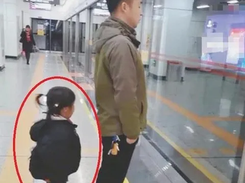 Cõi mạng rầm rộ bức ảnh chụp bố và con gái ở ga tàu, hành động của đứa trẻ khiến ông bố được khen hết lời