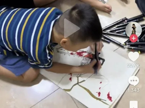 Mẹ Việt “cầu cứu” khi nhìn thấy bức tranh rùng rợn con 7 tuổi vẽ, cộng đồng mạng lên tiếng cảnh báo