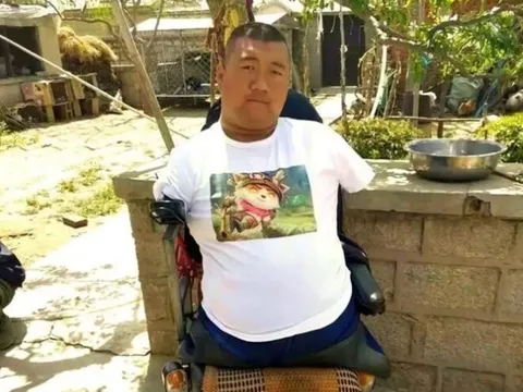 Người đàn ông không tay chân dùng một chiếc đũa để xoay chuyển cuộc đời