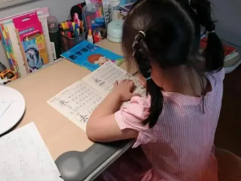 Bài tập tiếng Việt khiến cả nhà bó tay: "Từ nào để nguyên nghĩa là mẹ, bỏ bớt chữ vẫn là mẹ?"