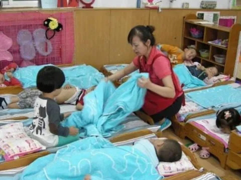 Bé gái mầm non cựa quậy trong chăn suốt giờ ngủ trưa, cô giáo gọi bố dượng gấp khi thấy thứ trong túi quần đứa trẻ